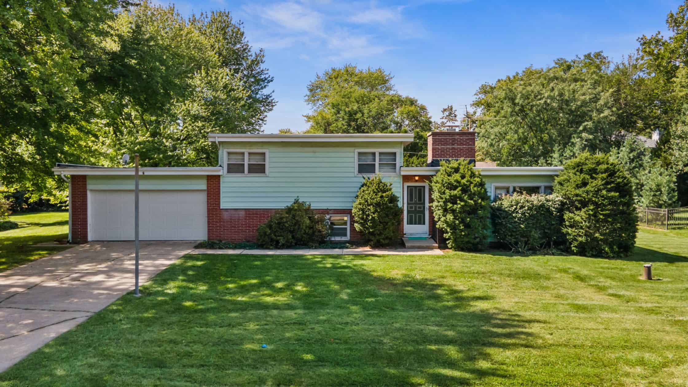 311 Roberts Ln, Batavia, IL 60510